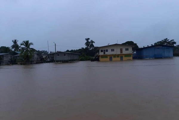 El centro de salud del área se vio afectado por las inundaciones. El centro de salud del área se vio afectado por las inundaciones.