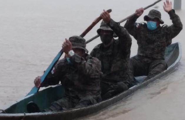 Miembros del Senafront tratan de apoyar a la comunidad afectada por las inundaciones en Darién. Miembros del Senafront tratan de apoyar a la comunidad afectada por las inundaciones en Darién.