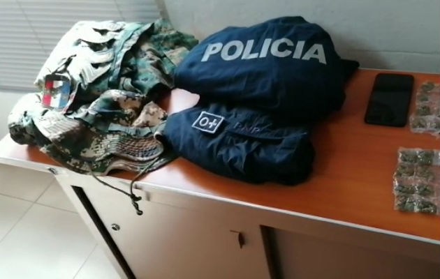 Uniformes de la Fuerza Pública también fueron incautados. Foto: Eric A. Montenegro Uniformes de la Fuerza Pública también fueron incautados. Foto: Eric A. Montenegro