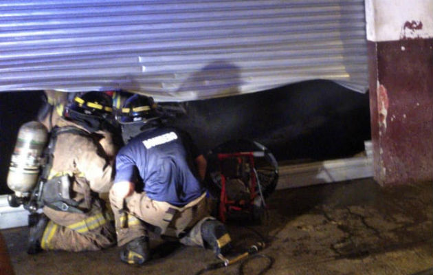 Los bomberos tuvieron que abrir la puerta corrediza de metal. Foto: Diómedes Sánchez S. Los bomberos tuvieron que abrir la puerta corrediza de metal. Foto: Diómedes Sánchez S.