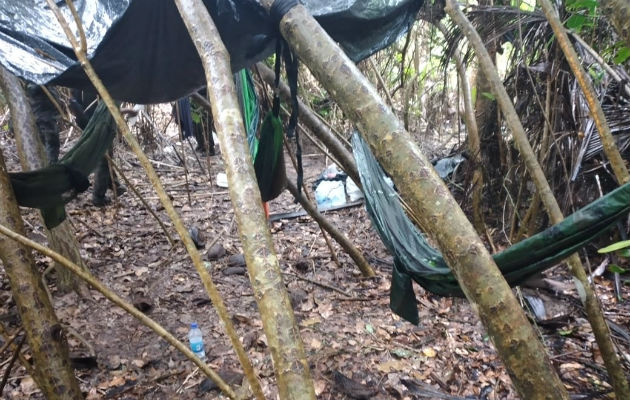 En el campamento estaban colocadas tres hamacas. Foto: Cortesía. En el campamento estaban colocadas tres hamacas. Foto: Cortesía.