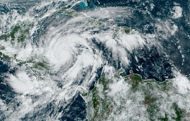 Fotografía satelital de la NOAA donde se muestra la localización del huracán Eta cerca de la frontera entre Nicaragua y Honduras. Foto: EFE. Fotografía satelital de la NOAA donde se muestra la localización del huracán Eta cerca de la frontera entre Nicaragua y Honduras. Foto: EFE.