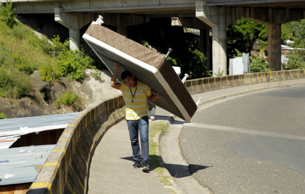 Un residente de la colonia La Betania, reubicaba ayer sus pertenencias ante el eventual desborde del río Choluteca en Tegucigalpa. Foto: EFE. Un residente de la colonia La Betania, reubicaba ayer sus pertenencias ante el eventual desborde del río Choluteca en Tegucigalpa. Foto: EFE.