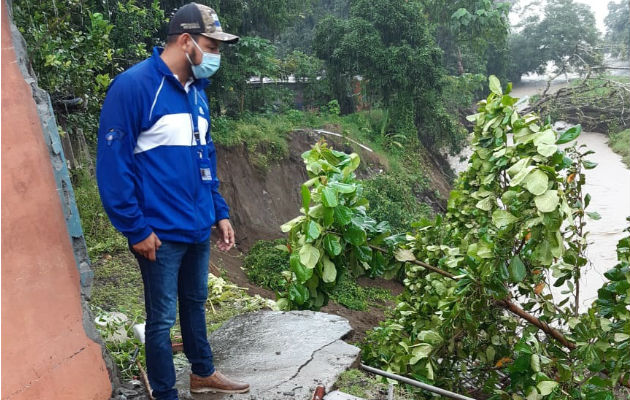 El río Corotú ha socavado parte de las estructuras de las viviendas. Foto: José Vásquez. El río Corotú ha socavado parte de las estructuras de las viviendas. Foto: José Vásquez.