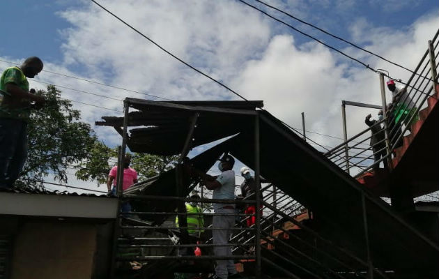 El techo del paso elevado de Sabanitas en Colón se desprendió por el fuerte viento. Foto: Diómedes Sánchez. El techo del paso elevado de Sabanitas en Colón se desprendió por el fuerte viento. Foto: Diómedes Sánchez.