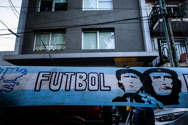 maradona2efe.jpg Fanáticos del exfutbolista y entrenador argentino Diego Armando Maradona despliegan una bandera en su honor afuera de clínica donde será operado. Foto:EFE