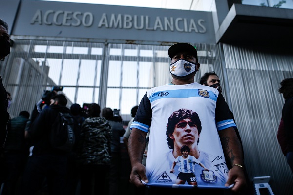 maradona3_efe.jpg Un hombre muestra un camiseta alusiva al exfutbolista y entrenador argentino Diego Armando Maradona. Foto:EFE