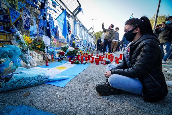 maradona_napoli_efe2_0.jpg Una aficionada en las afuera del estadio San Paolo, que ahora se llamará Diego Armando Maradona. Foto:EFE