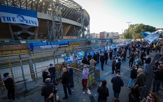 maradona_napoli_efe_1.jpg Aficionados en las afuera del estadio San Paolo, que ahora se llamará Diego Armando Maradona. Foto:EFE