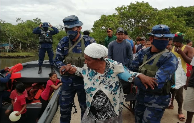 El Ejército de Nicaragua procedió a evacuar a personas residentes en la ciudad de Bilwi o Puerto Cabezas en la costa norte, a causa del paso del huracán Eta. Foto: EFE El Ejército de Nicaragua procedió a evacuar a personas residentes en la ciudad de Bilwi o Puerto Cabezas en la costa norte, a causa del paso del huracán Eta. Foto: EFE