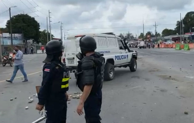 Los manifestantes tiraron piedras en contra de las unidades policiales ticas. Foto: Mayra Madrid., Los manifestantes tiraron piedras en contra de las unidades policiales ticas. Foto: Mayra Madrid