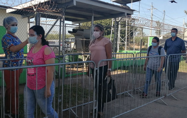 Las personas deben portar cédula, licencia de conducir y documentos que acrediten el motivo de su llegada. Foto: Thays Domínguez Las personas deben portar cédula, licencia de conducir y documentos que acrediten el motivo de su llegada. Foto: Thays Domínguez
