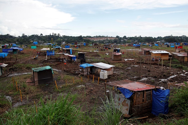 Casas improvisadas fueron levantadas por los precaristas. Foto: EFE Casas improvisadas fueron levantadas por los precaristas. Foto: EFE