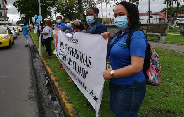 Con pancartas se apostaron en el parque central de la ciudad de Colón. Foto: Diómedes Sánchez S. Con pancartas se apostaron en el parque central de la ciudad de Colón. Foto: Diómedes Sánchez S.
