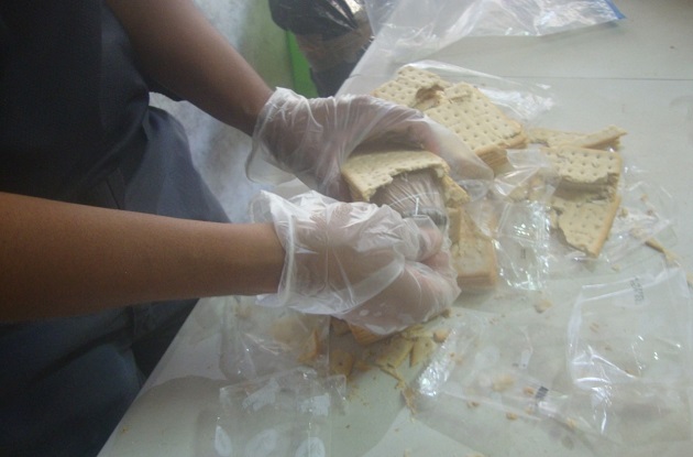 Dentro de los paquetes de galletas encontraron unas 300 hojas de “feeling”. Dentro de los paquetes de galletas encontraron unas 300 hojas de “feeling”.