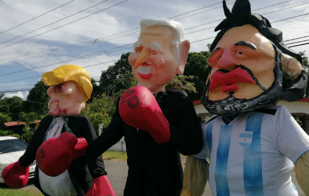 Al grupo se sumaron los “judas” de Donald Trump, Joe Biden y Maradona. Foto. Eric A.Montenegro Al grupo se sumaron los “judas” de Donald Trump, Joe Biden y Maradona. Foto. Eric A.Montenegro