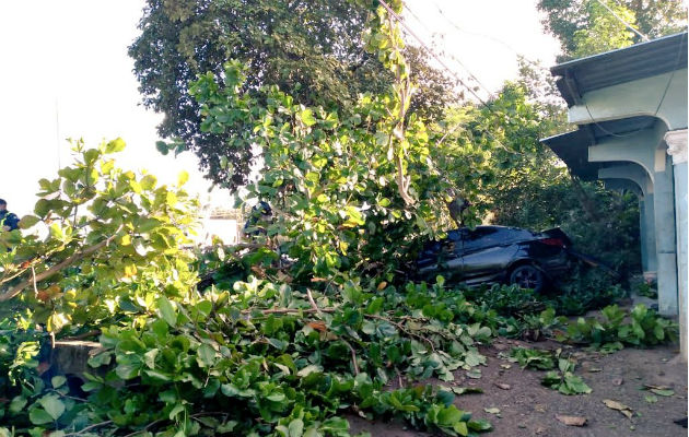 El auto quedó a poca distancia de la vivienda. Foto: Thays Domínguez El auto quedó a poca distancia de la vivienda. Foto: Thays Domínguez
