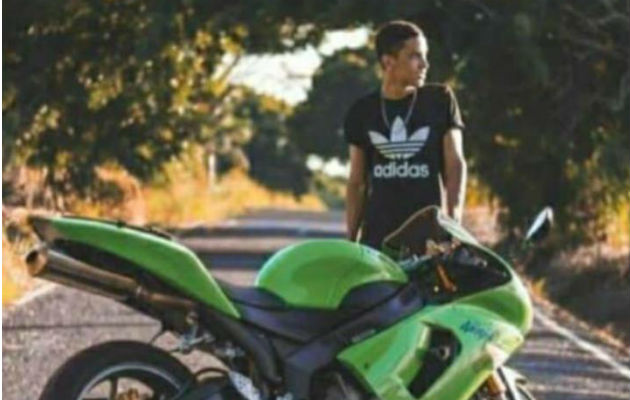 Pastor García Rangel, cuando la vida le sonreía, junto a su motocicleta. Foto: Thays Domínguez.