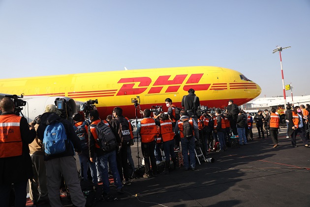 Periodistas observando el desembarque con las primeras vacunas contra la COVID-19, procedentes de Bélgica, al aeropuerto Internacional de La Ciudad de México. Foto: EFE Periodistas observando el desembarque con las primeras vacunas contra la COVID-19, procedentes de Bélgica, al aeropuerto Internacional de La Ciudad de México. Foto: EFE