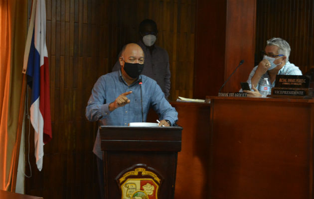 Omar Sugasti ante el Consejo Municipal de La Chorrera, adversando las nuevas medidas sanitarias. Foto: Eric A. Montenegro. Omar Sugasti ante el Consejo Municipal de La Chorrera, adversando las nuevas medidas sanitarias. Foto: Eric A. Montenegro