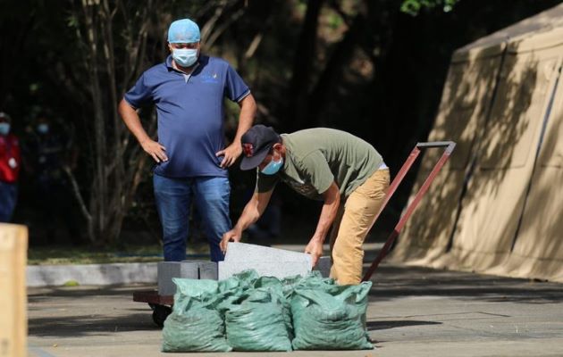 En medio de la pandemia de COVID-19 las autoridades de salud han tenido que improvisar carpas que funcionarán como salas hospitalarias. En medio de la pandemia de COVID-19 las autoridades de salud han tenido que improvisar carpas que funcionarán como salas hospitalarias.