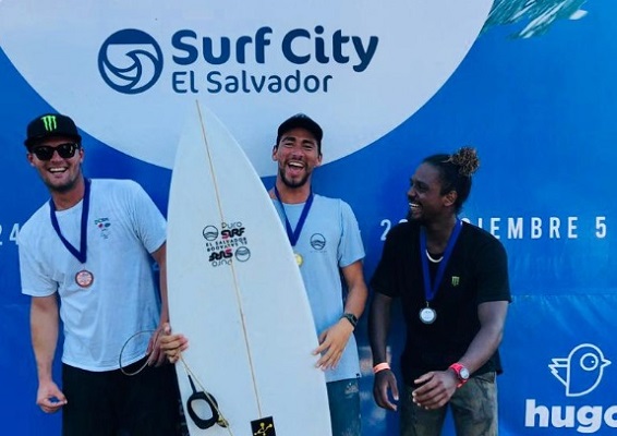 surf-22-_oli_camarena.jpg Oli Camarena (der.) en El Salvador. Foto:Cortesía