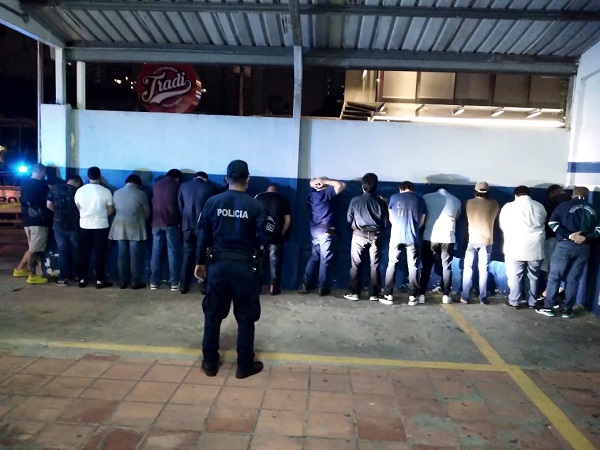 Los 16 hombres que fueron retenidos en el local comercial en Bella Vista fueron conducidos ante un juez de paz. Los 16 hombres que fueron retenidos en el local comercial en Bella Vista fueron conducidos ante un juez de paz.