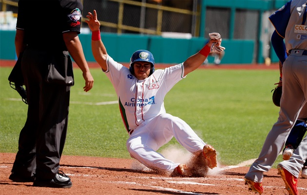 quiroz_astronautas_efe_1.jpg Carlos Xavier Quiroz en la pasada Serie del Caribe. Foto:EFE