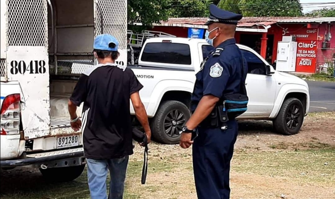El pasado lunes se aprehendió a 36 hombres por salir en día no permitido. Foto: Thays Domínguez El pasado lunes se aprehendió a 36 hombres por salir en día no permitido. Foto: Thays Domínguez
