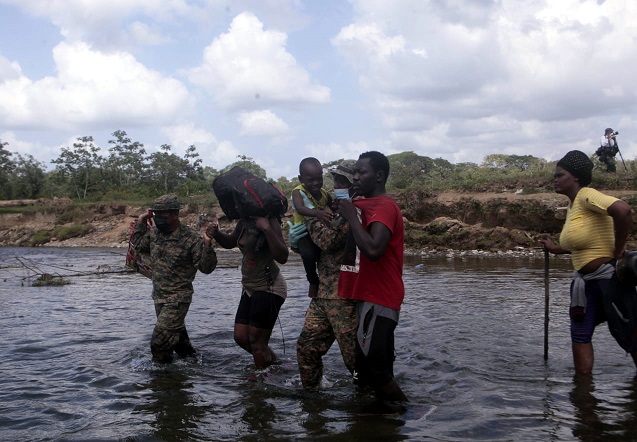 Un padre haitiano carga a su hija de cuatro meses en la comunidad de Bajo Chiquito, luego de real darien_-_ninos_-_nacimiento.jpg