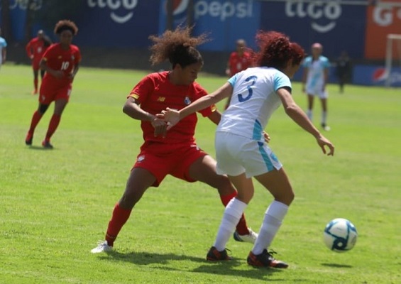 Marta Cox marcó el único tanto para la selección femenina vía penal. Foto: @fepafut Marta Cox marcó el único tanto para la selección femenina vía penal. Foto: @fepafut