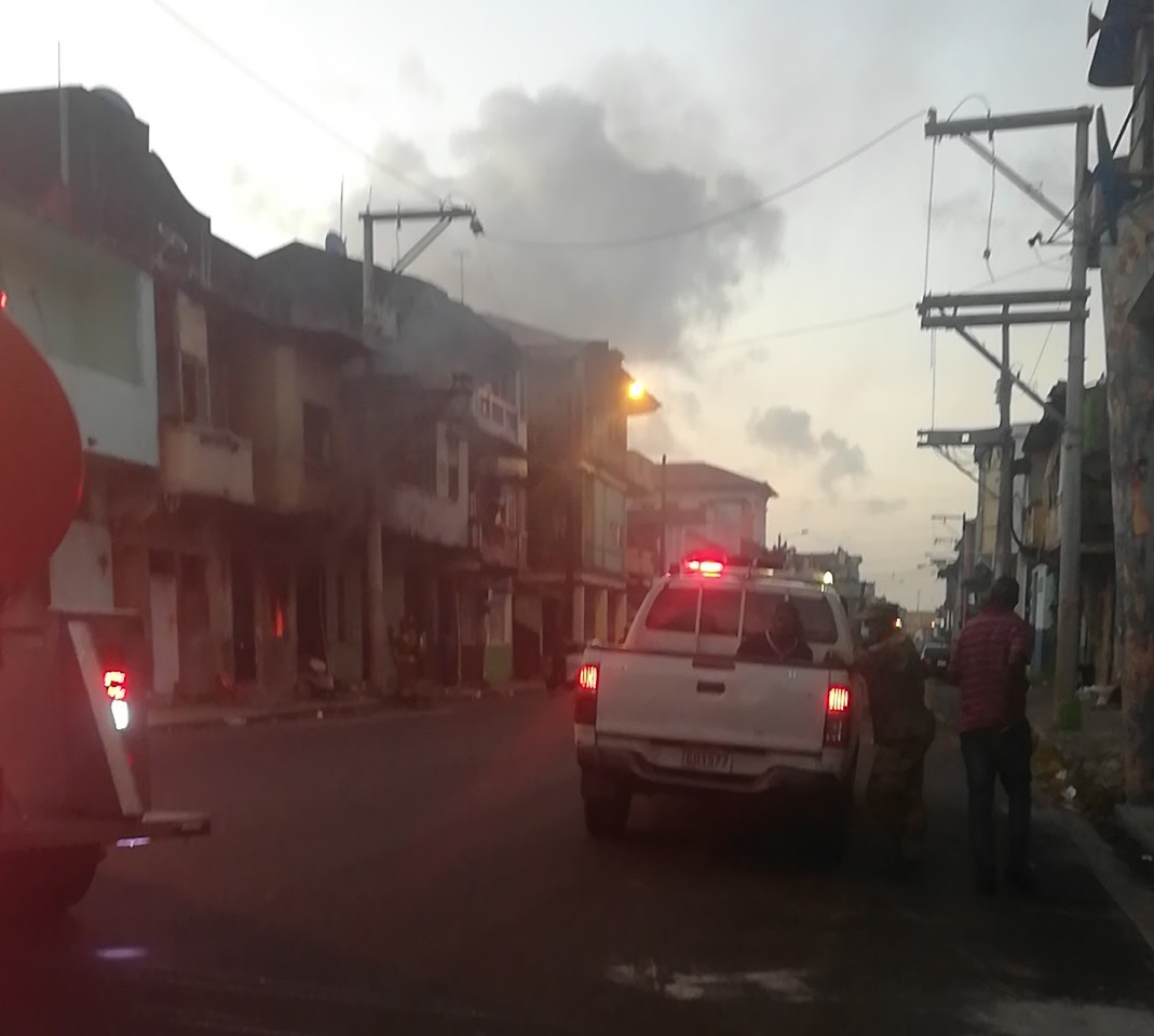 Desde la calle se podía ver humo saliendo del viejo caserón. Foto: Diómedes Sánchez Desde la calle se podía ver humo saliendo del viejo caserón. Foto: Diómedes Sánchez