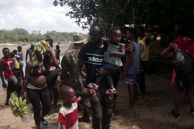 Un padre haitiano carga a su hija de cuatro meses en la comunidad de Bajo Chiquito, luego de real Un padre haitiano carga a su hija de cuatro meses en la comunidad de Bajo Chiquito, luego de real