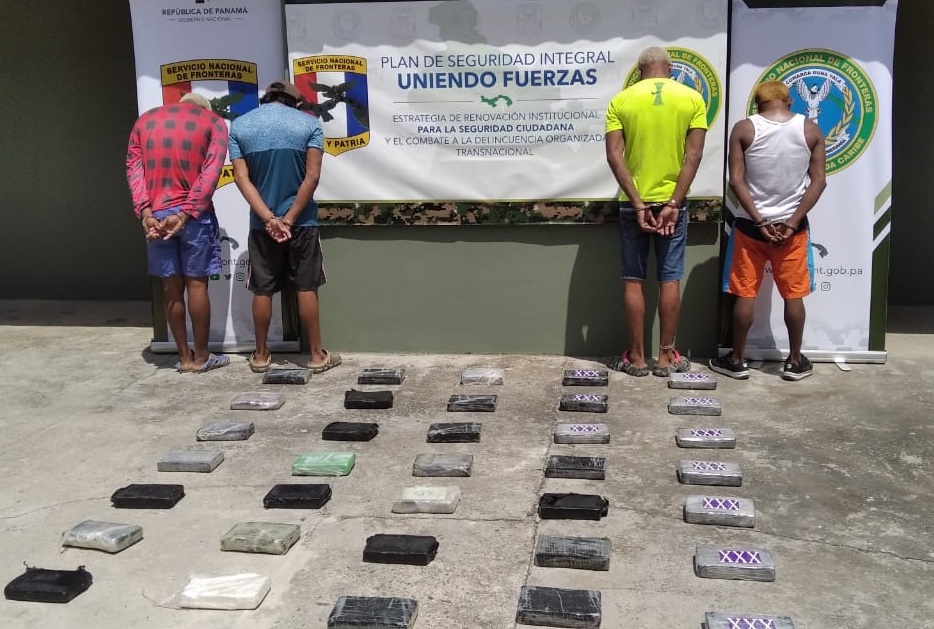 Los aprehendidos y la presunta droga fueron puestos a orden de la autoridad competente. 