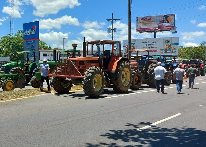 Arroceros chiricanos mantienen también hoy cerrada la vía Interamericana hacia David. Arroceros chiricanos mantienen también hoy cerrada la vía Interamericana hacia David.