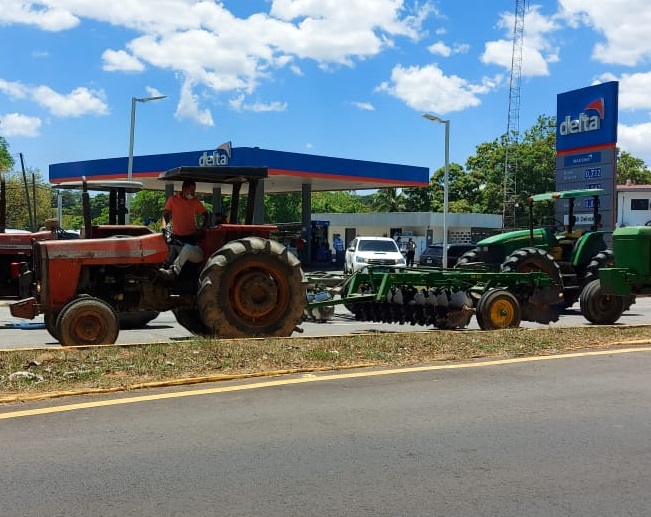 Los arroceros advierten que si no hay respuesta, cerrarán la vía con las maquinarias agrícolas. Foto: José Vásquez Los arroceros advierten que si no hay respuesta, cerrarán la vía con las maquinarias agrícolas. Foto: José Vásquez