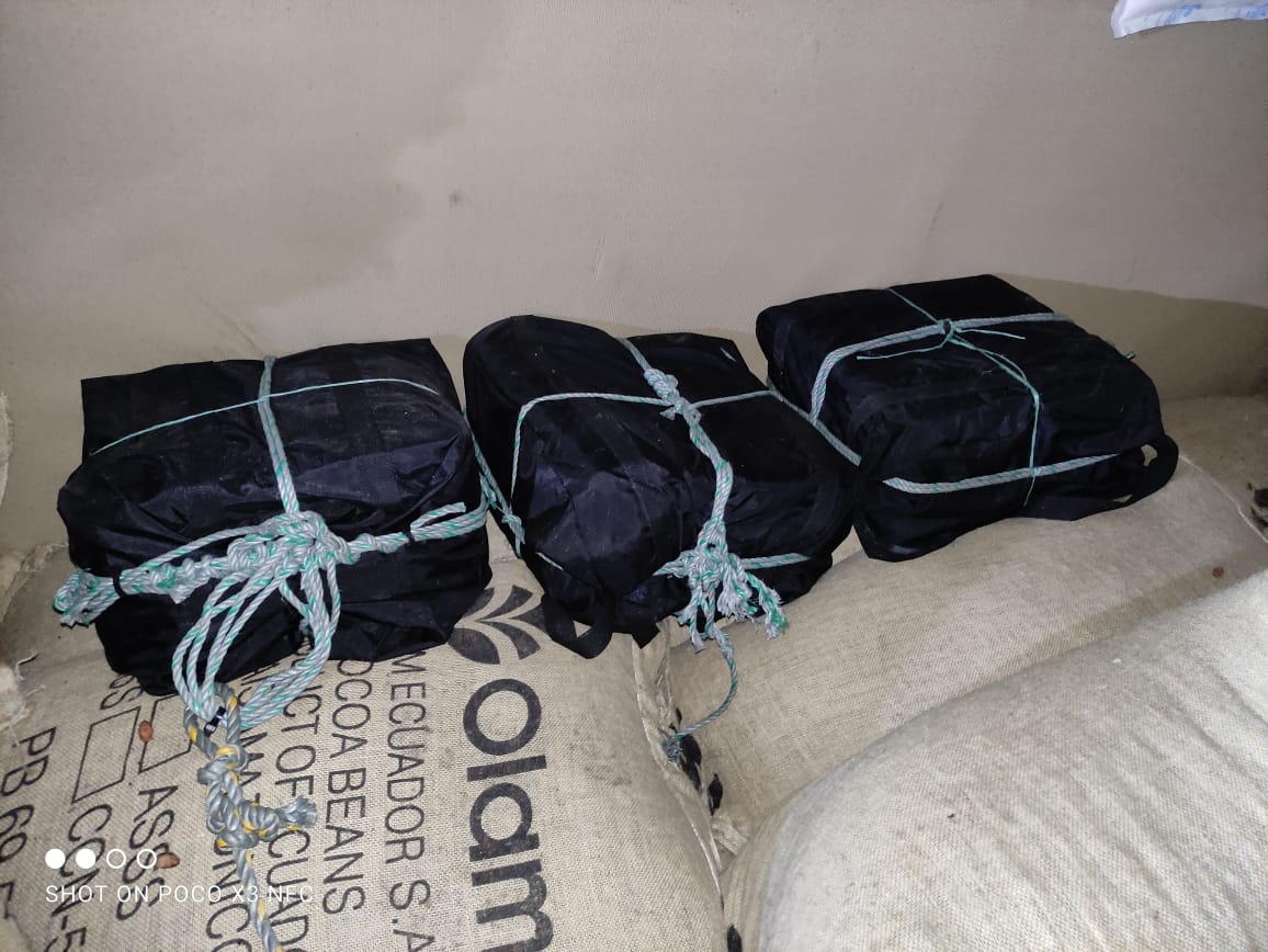 Un total de 3 bultos que contenían 100 paquetes de estupefacientes fueron decomisados en el Fondeadero del Pacífico. Un total de 3 bultos que contenían 100 paquetes de estupefacientes fueron decomisados en el Fondeadero del Pacífico.