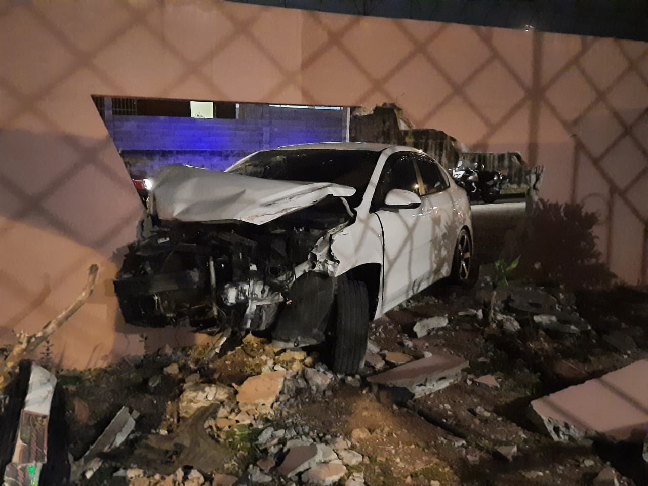 El automóvil resultó con daños severos en la parte frontal. Foto: Eric A. Montenegro