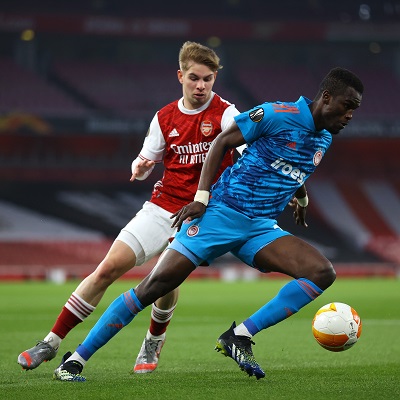 Arsenal perdió en casa, pero logró clasificar por marcador global de 3-2 sobre Olympiacos. Foto: Twitter Arsenal perdió en casa, pero logró clasificar por marcador global de 3-2 sobre Olympiacos. Foto: Twitter