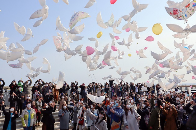 Personas lanzan globos con mensajes para las víctimas del devastador terremoto y tsunami de 2011 en Natori, Japón. Foto: EFE Personas lanzan globos con mensajes para las víctimas del devastador terremoto y tsunami de 2011 en Natori, Japón. Foto: EFE