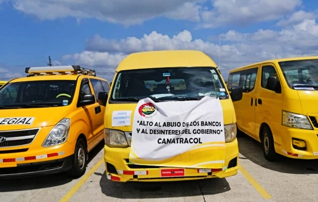 Mas de 18 mil personas están afectadas debido a que dependen de la operación de buses colegiales que en la actualidad tienen su actividad detenida. Mas de 18 mil personas están afectadas debido a que dependen de la operación de buses colegiales que en la actualidad tienen su actividad detenida.