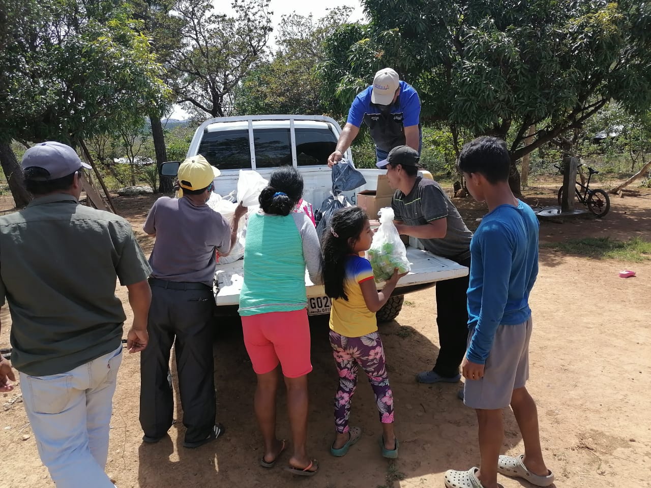 Funcionarios del Mides en Veraguas llevaron bolsas con alimentos y ropas a los afectados. Foto: Melquiades Vásquez Funcionarios del Mides en Veraguas llevaron bolsas con alimentos y ropas a los afectados. Foto: Melquiades Vásquez