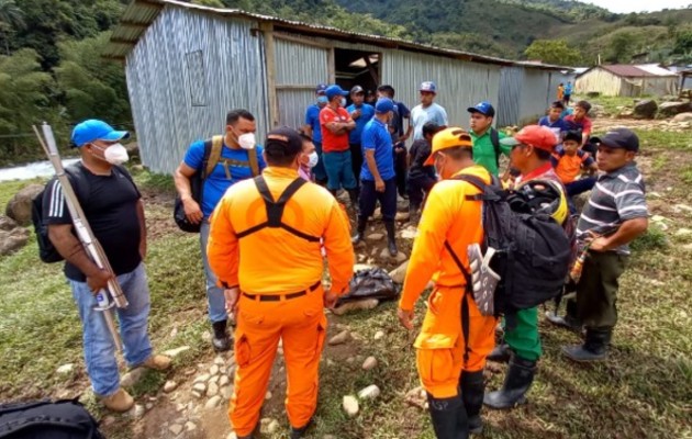 Los rescatistas aún siguen con las labores de búsqueda. Foto: Mayra Madrid Los rescatistas aún siguen con las labores de búsqueda. Foto: Mayra Madrid