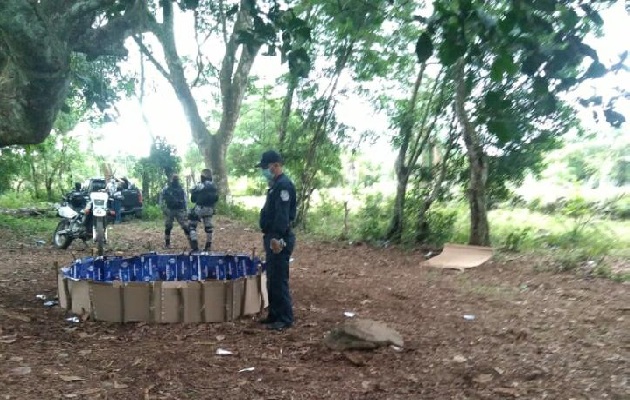 En el sector de Dolega, la Policía Nacional detuvo a cuatro personas y decomisó siete gallos. Foto: Mayra Madrid En el sector de Dolega, la Policía Nacional detuvo a cuatro personas y decomisó siete gallos. Foto: Mayra Madrid