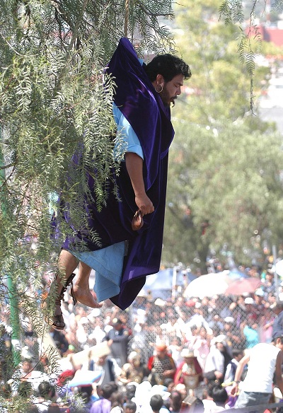 Alfonso Reyes personifica a Judas y permanece colgado de un árbol en el pueblo de Iztapalapa de Ciudad de México.