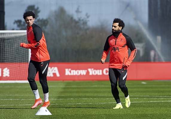 Mohamed Salah (derecha) y Curtis Jones (izquierda), jugadores del Liverpool preparándose para visitar al Real Madrid. Foto: Twitter Mohamed Salah (derecha) y Curtis Jones (izquierda), jugadores del Liverpool preparándose para visitar al Real Madrid. Foto: Twitter