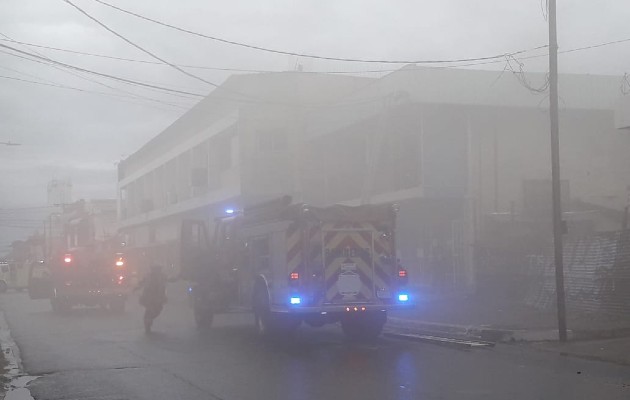 A pesar de la lluvia, lo bomberos tuvieron que abrir varios hidrantes para trabajar en las labores de extinción. A pesar de la lluvia, lo bomberos tuvieron que abrir varios hidrantes para trabajar en las labores de extinción.