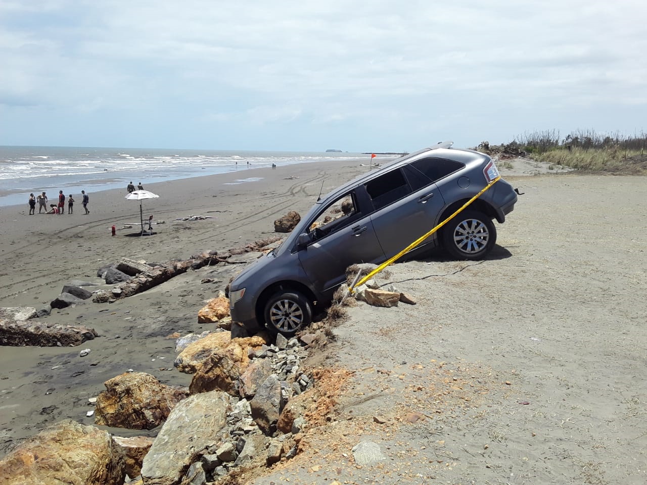 La conductora fue auxiliada por personal del Sinaproc y del Senan. Foto: Thays Domínguez La conductora fue auxiliada por personal del Sinaproc y del Senan. Foto: Thays Domínguez