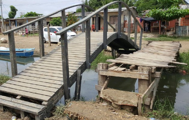 Puentes, mesas de pícnic, gazebos y casas son algunas de los mobiliarios que construye la Fundación Botellas de Amor. Foto: Cortesía Puentes, mesas de pícnic, gazebos y casas son algunas de los mobiliarios que construye la Fundación Botellas de Amor. Foto: Cortesía