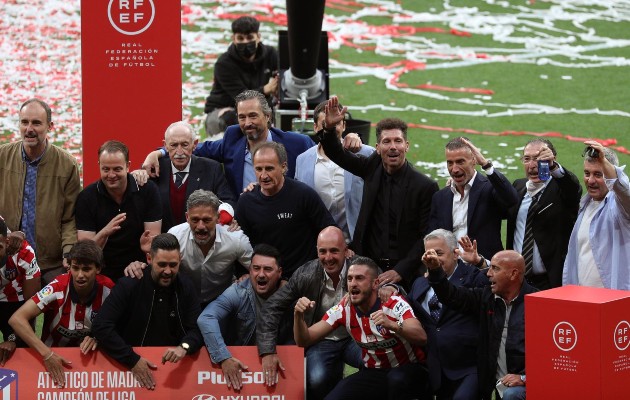 El Atlético de Madrid recibió la copa del campeón de La Liga Santander 2020-21. Foto: EFE El Atlético de Madrid recibió la copa del campeón de La Liga Santander 2020-21. Foto: EFE
